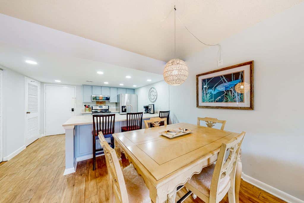 Dog friendly coastal condo  water views, balcony, WD, & AC
