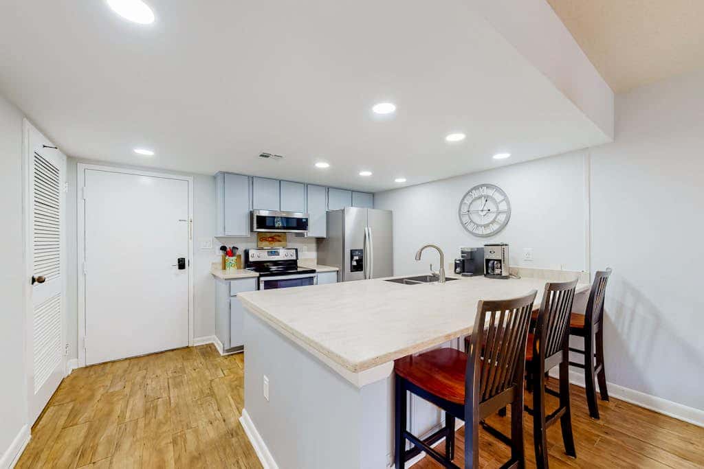 Dog friendly coastal condo  water views, balcony, WD, & AC