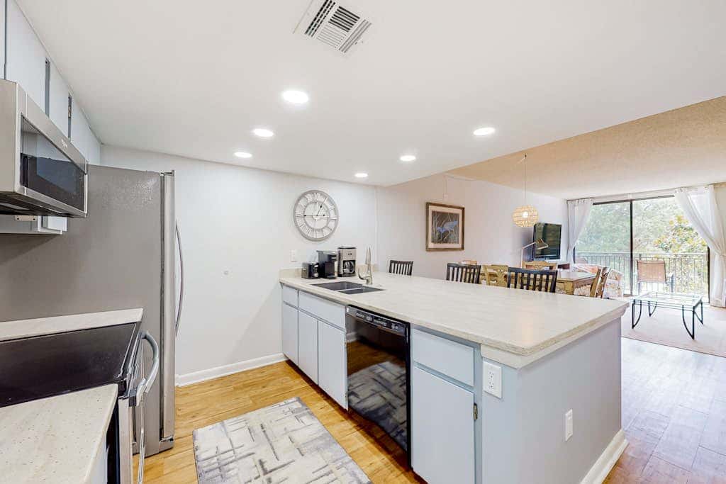 Dog friendly coastal condo  water views, balcony, WD, & AC