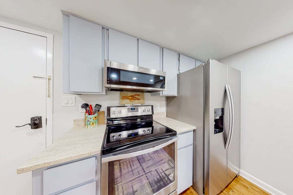 Dog friendly coastal condo  water views, balcony, WD, & AC