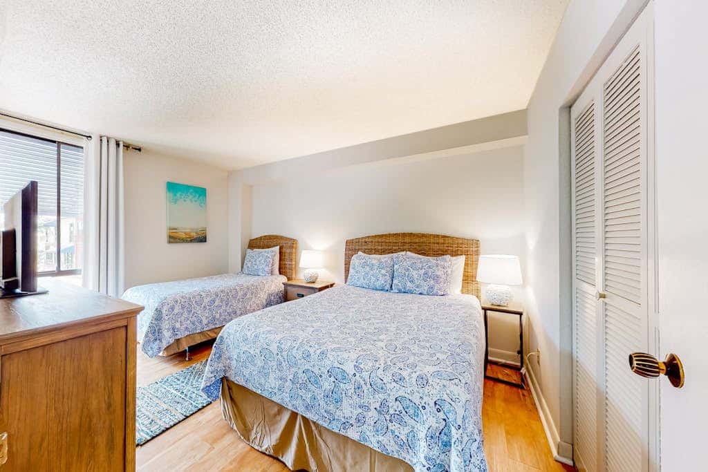 Dog friendly coastal condo  water views, balcony, WD, & AC