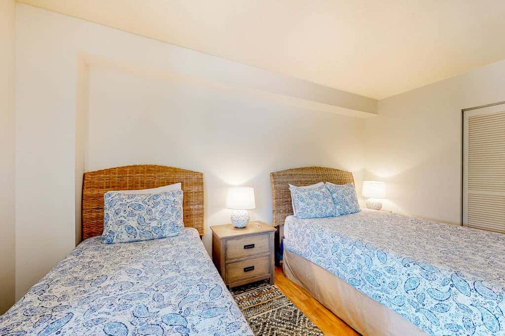 Dog friendly coastal condo  water views, balcony, WD, & AC