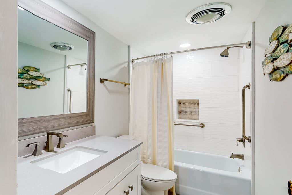 Dog friendly coastal condo  water views, balcony, WD, & AC