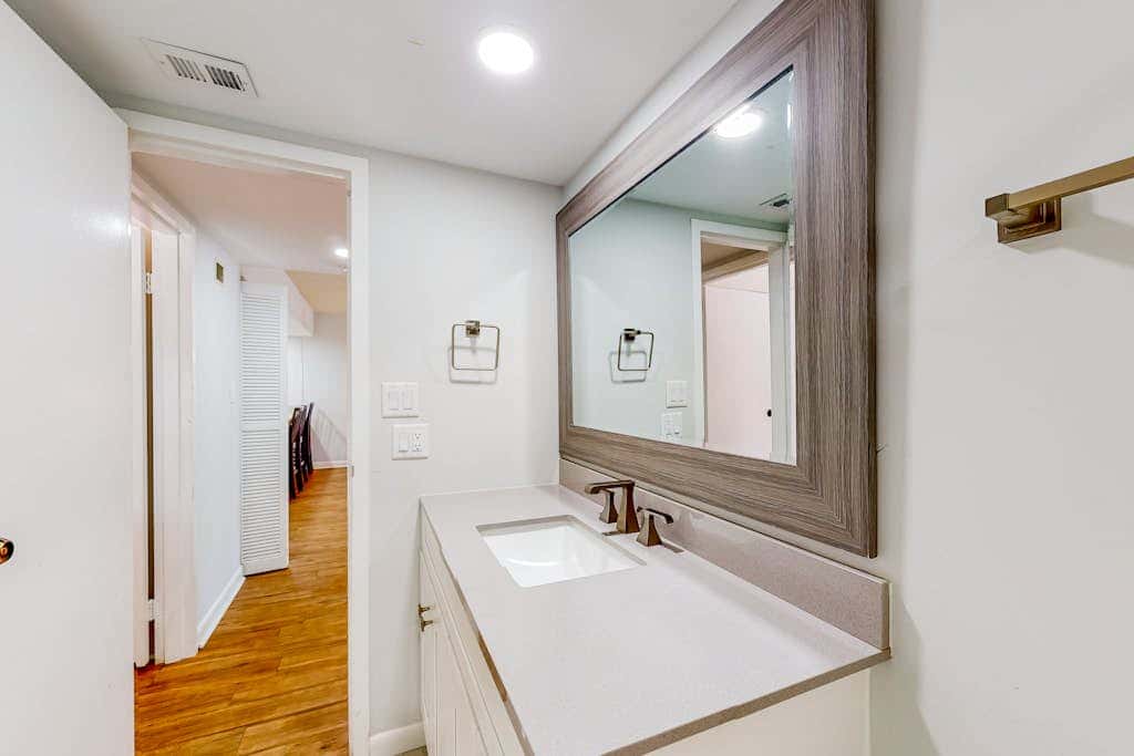 Dog friendly coastal condo  water views, balcony, WD, & AC