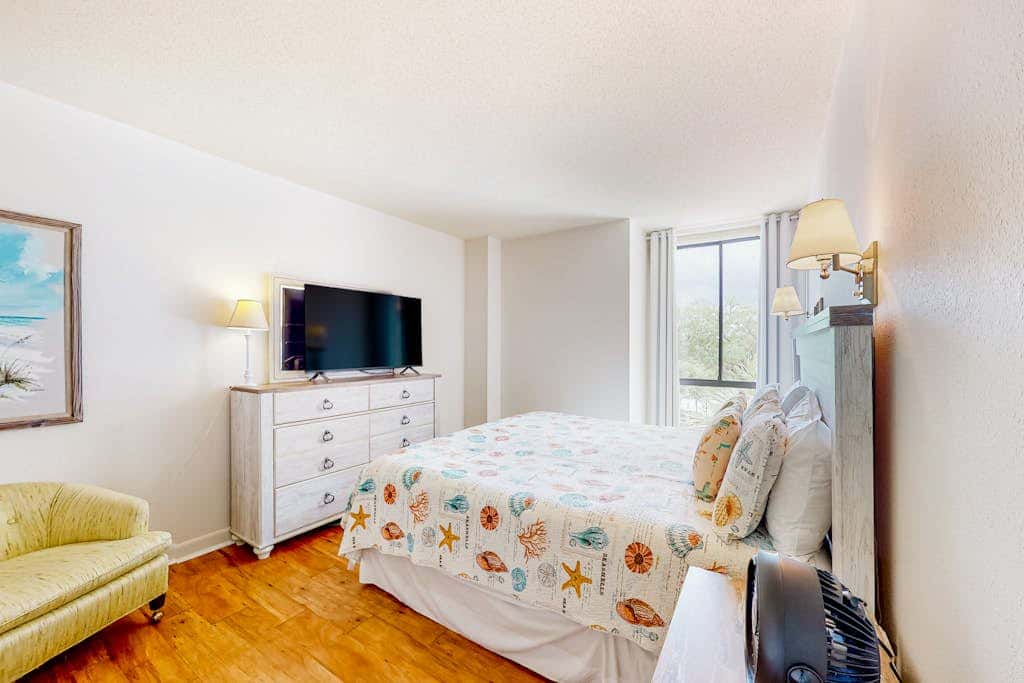 Dog friendly coastal condo  water views, balcony, WD, & AC