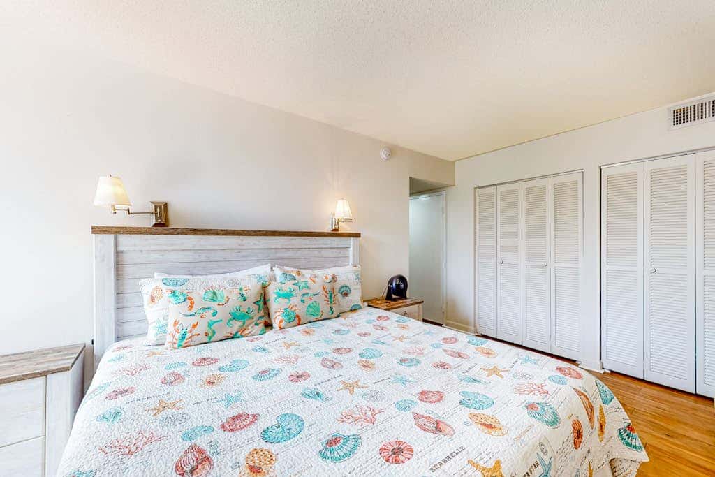 Dog friendly coastal condo  water views, balcony, WD, & AC