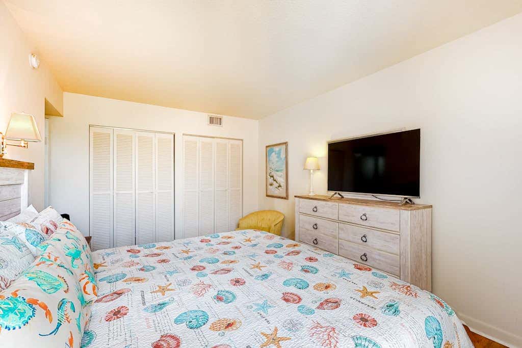 Dog friendly coastal condo  water views, balcony, WD, & AC