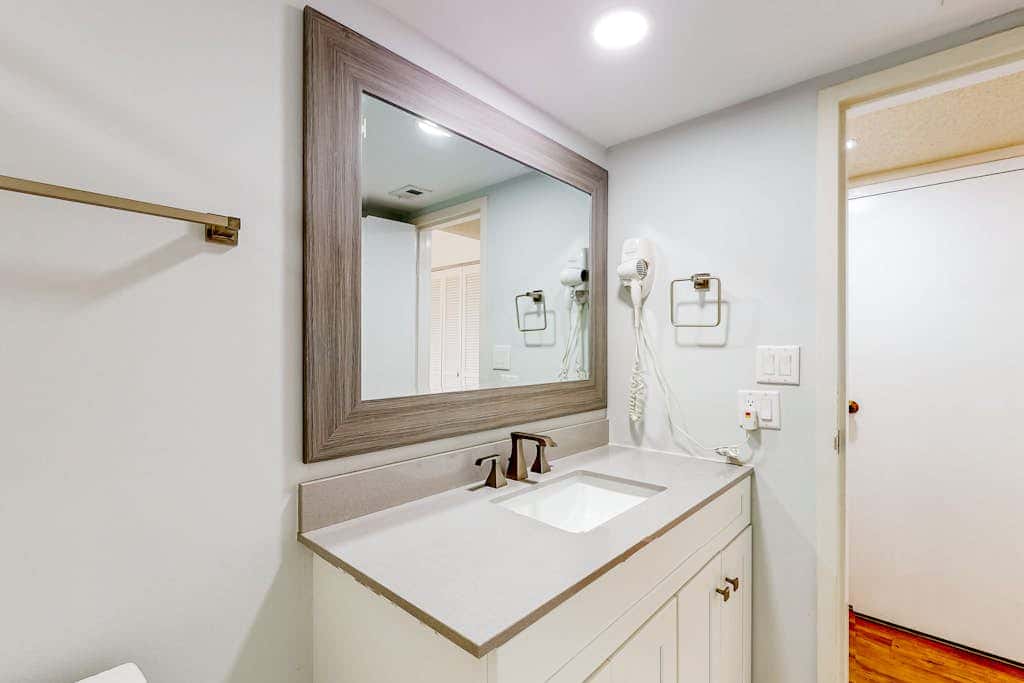 Dog friendly coastal condo  water views, balcony, WD, & AC