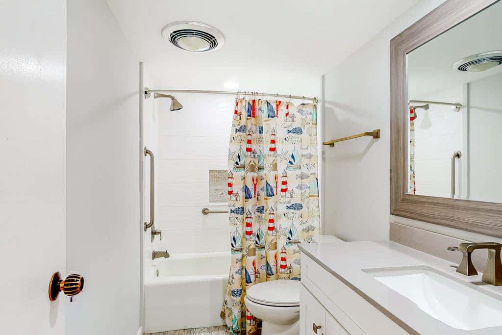Dog friendly coastal condo  water views, balcony, WD, & AC