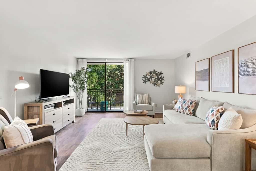 Dog friendly coastal condo  water views, balcony, WD, & AC