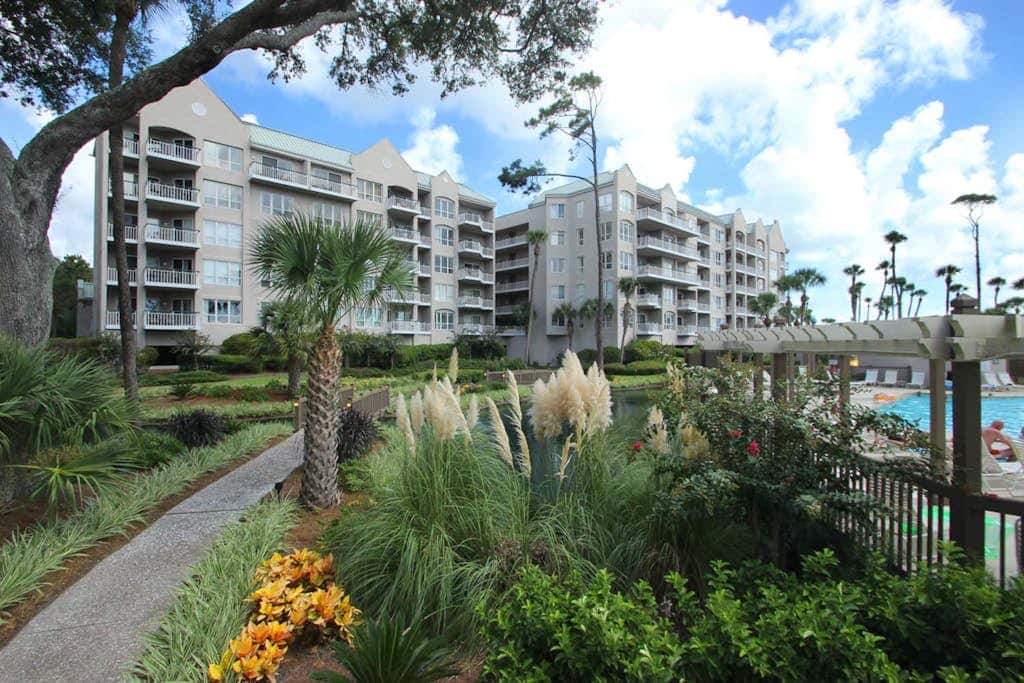 Stunning beach condo with two ocean-view balconies, shared pool & hot tub