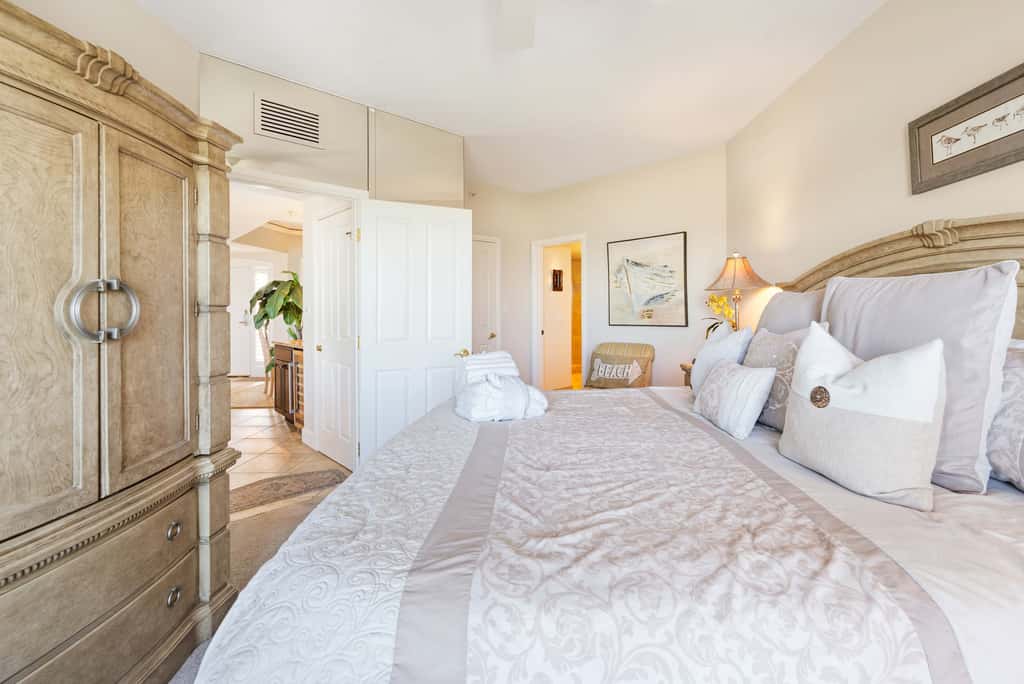 Stunning beach condo with two ocean-view balconies, shared pool & hot tub