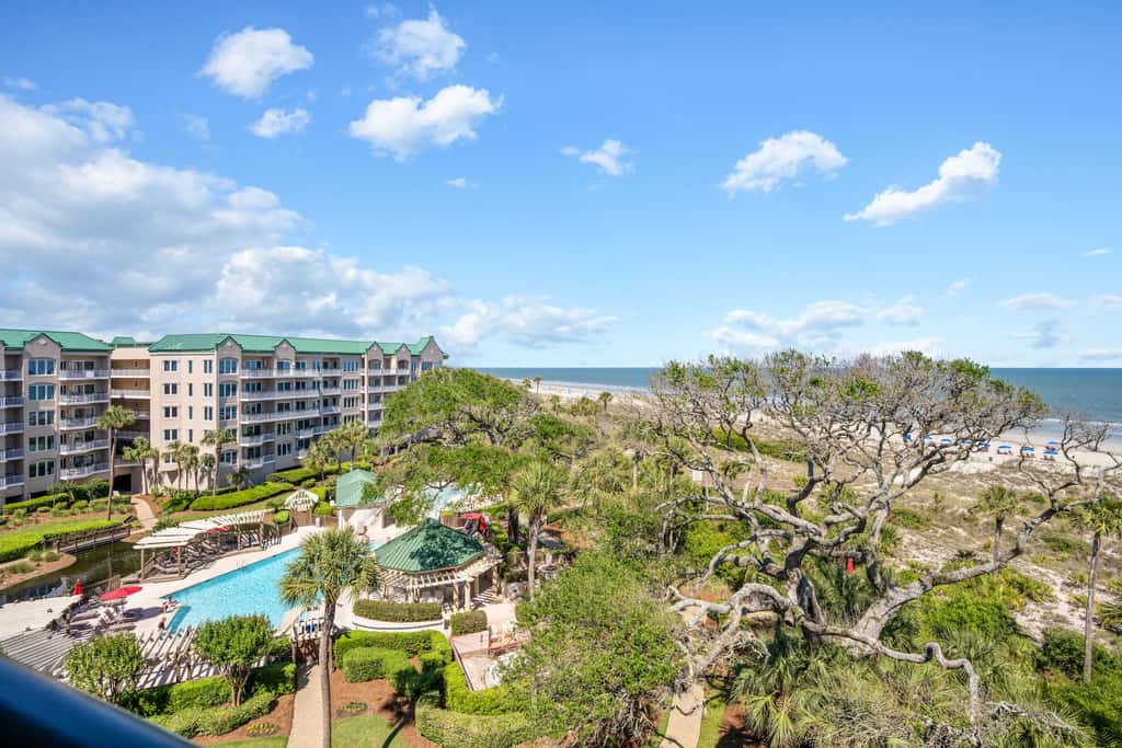 Stunning beach condo with two ocean-view balconies, shared pool & hot tub