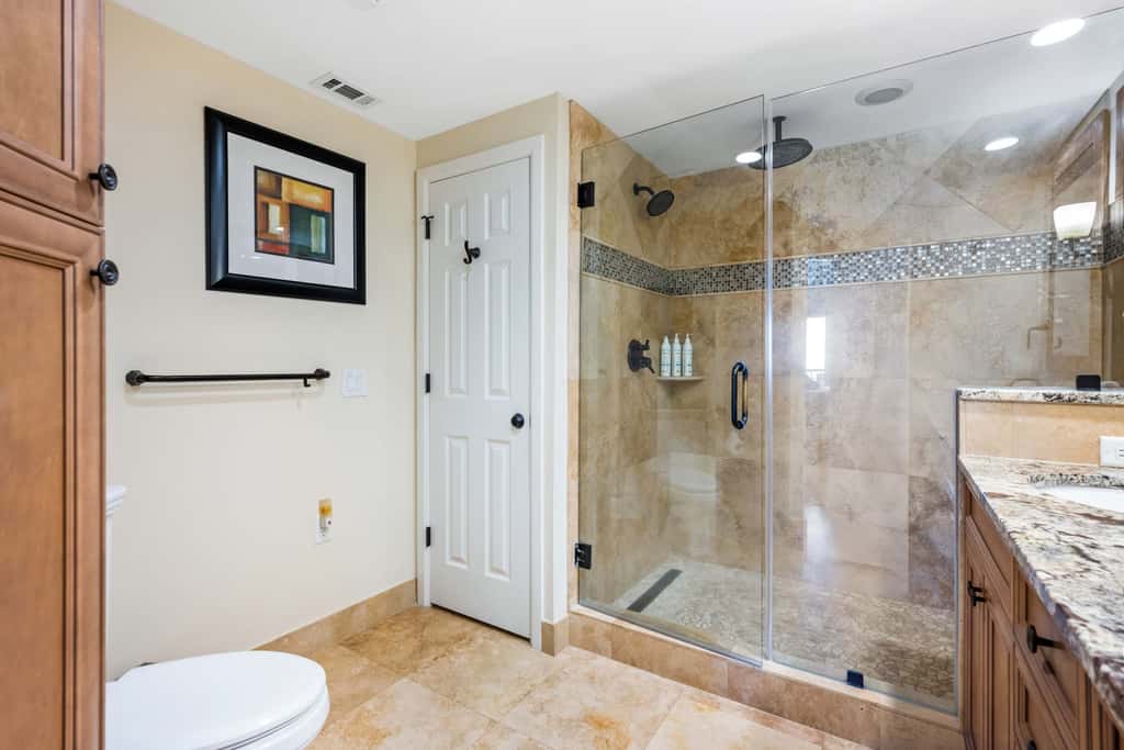 Stunning beach condo with two ocean-view balconies, shared pool & hot tub