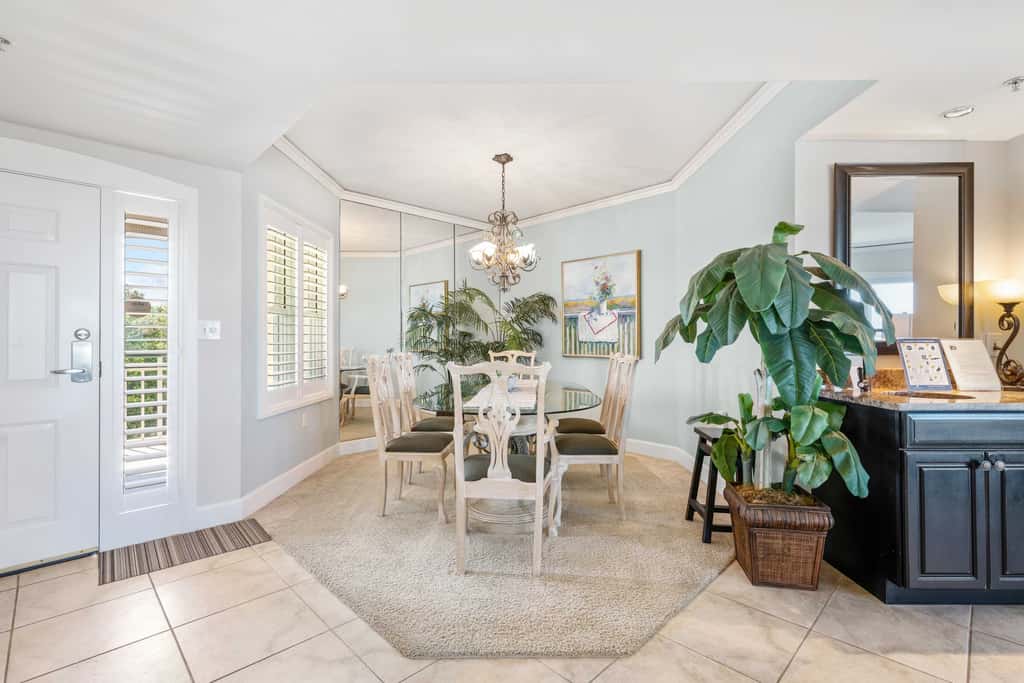 Stunning beach condo with two ocean-view balconies, shared pool & hot tub