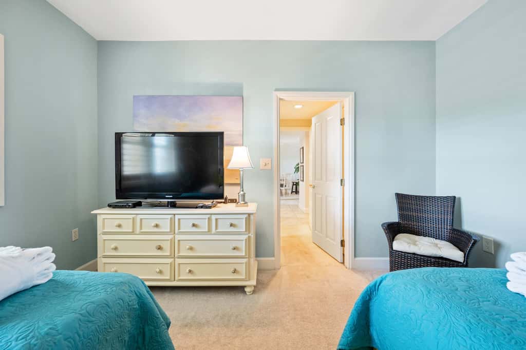 Stunning beach condo with two ocean-view balconies, shared pool & hot tub