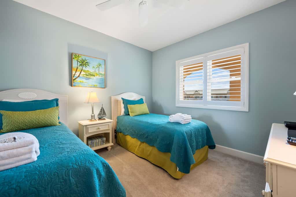 Stunning beach condo with two ocean-view balconies, shared pool & hot tub