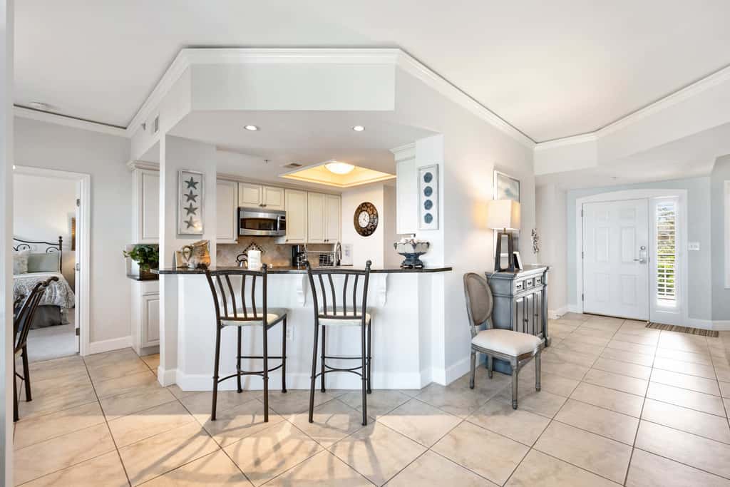 Stunning beach condo with two ocean-view balconies, shared pool & hot tub