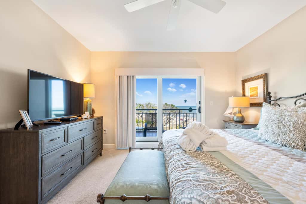 Stunning beach condo with two ocean-view balconies, shared pool & hot tub