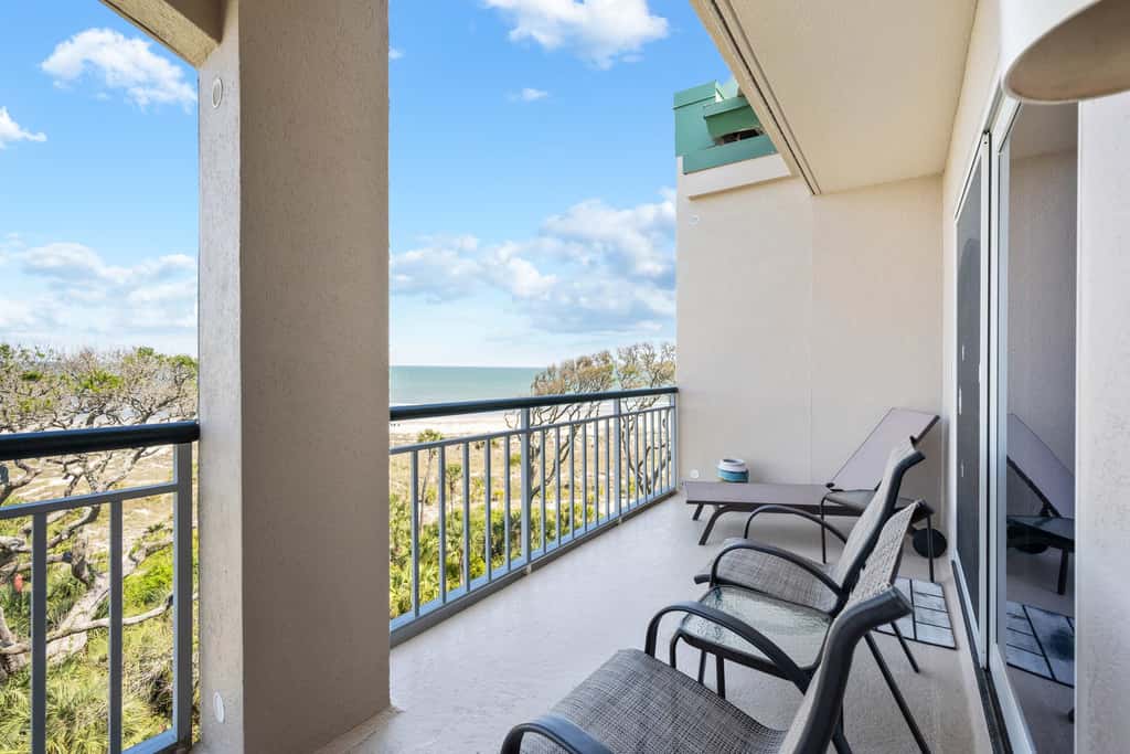 Stunning beach condo with two ocean-view balconies, shared pool & hot tub