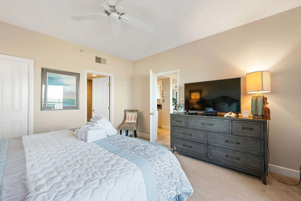 Stunning beach condo with two ocean-view balconies, shared pool & hot tub