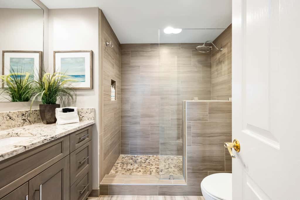 Stunning beach condo with two ocean-view balconies, shared pool & hot tub
