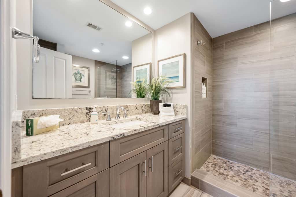 Stunning beach condo with two ocean-view balconies, shared pool & hot tub