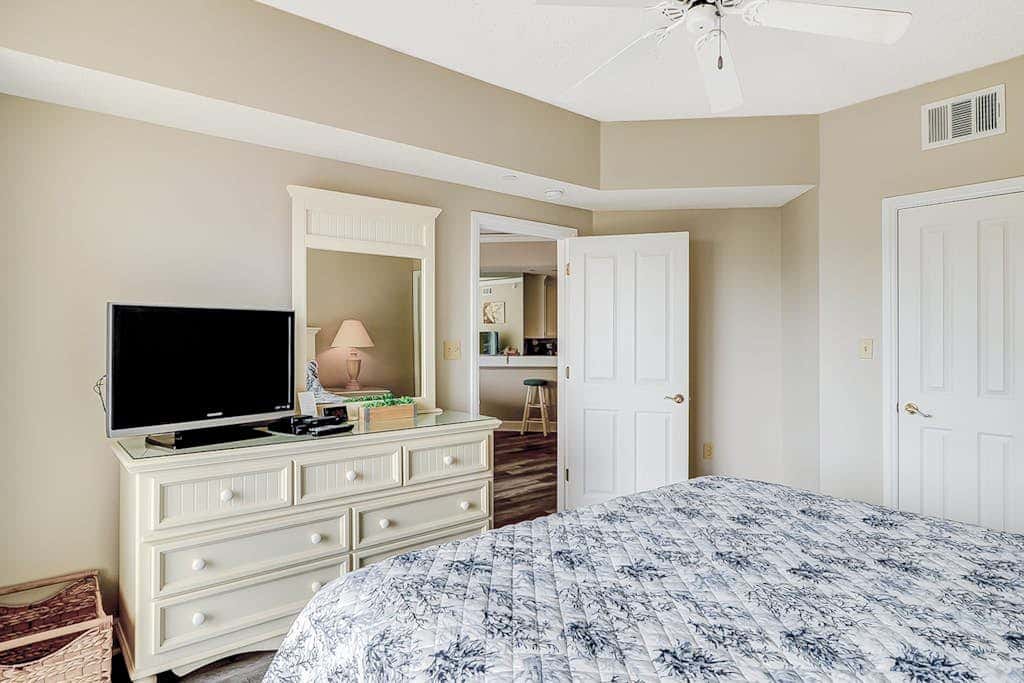 Oceanfront getaway with lagoon views, shared pool & hot tub, walk to beach