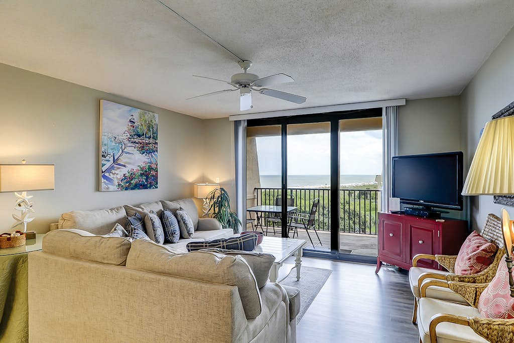 Oceanfront condo with WiFi, pool, hot tub & beach access