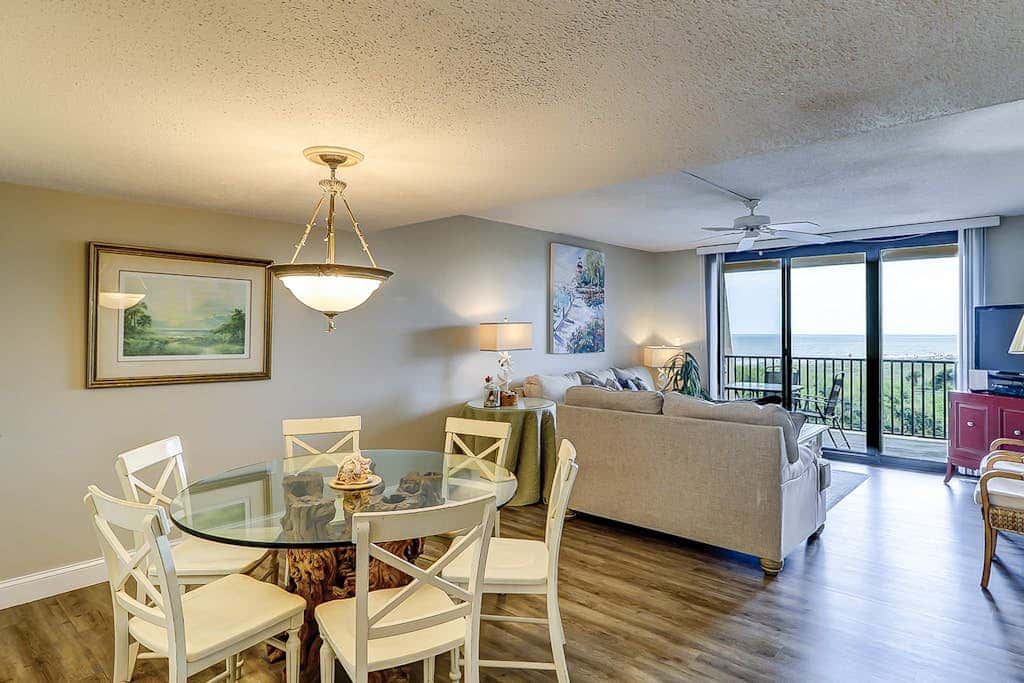 Oceanfront condo with WiFi, pool, hot tub & beach access