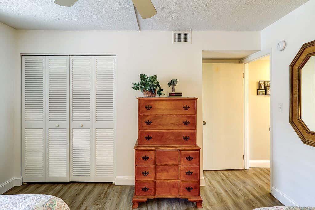 Oceanfront condo with WiFi, pool, hot tub & beach access