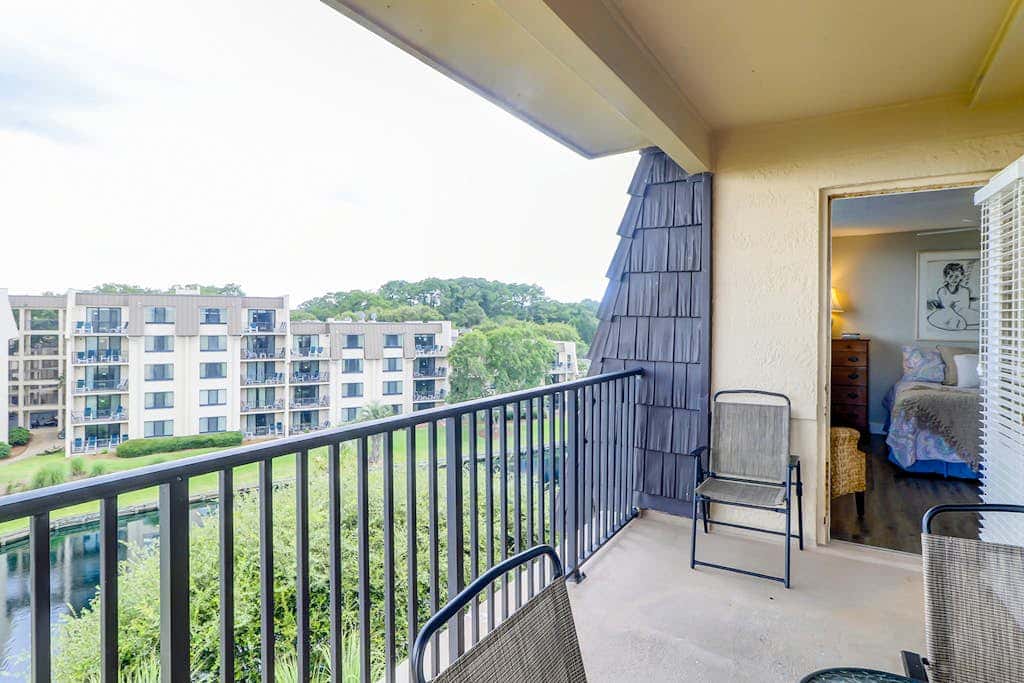 Oceanfront condo with WiFi, pool, hot tub & beach access