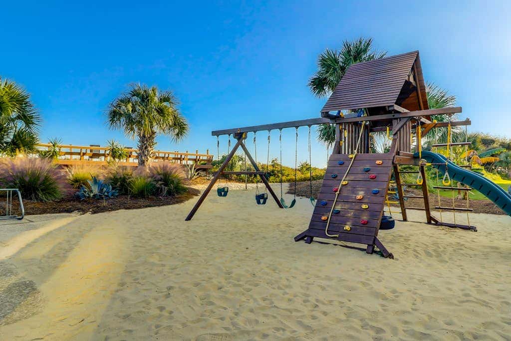 Spacious Villa with Shared Pool, Hot tub & Lagoon Views  - Walk to Beach