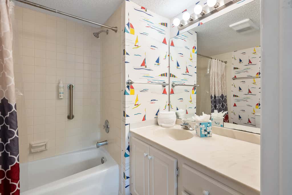 Spacious Villa with Shared Pool, Hot tub & Lagoon Views  - Walk to Beach