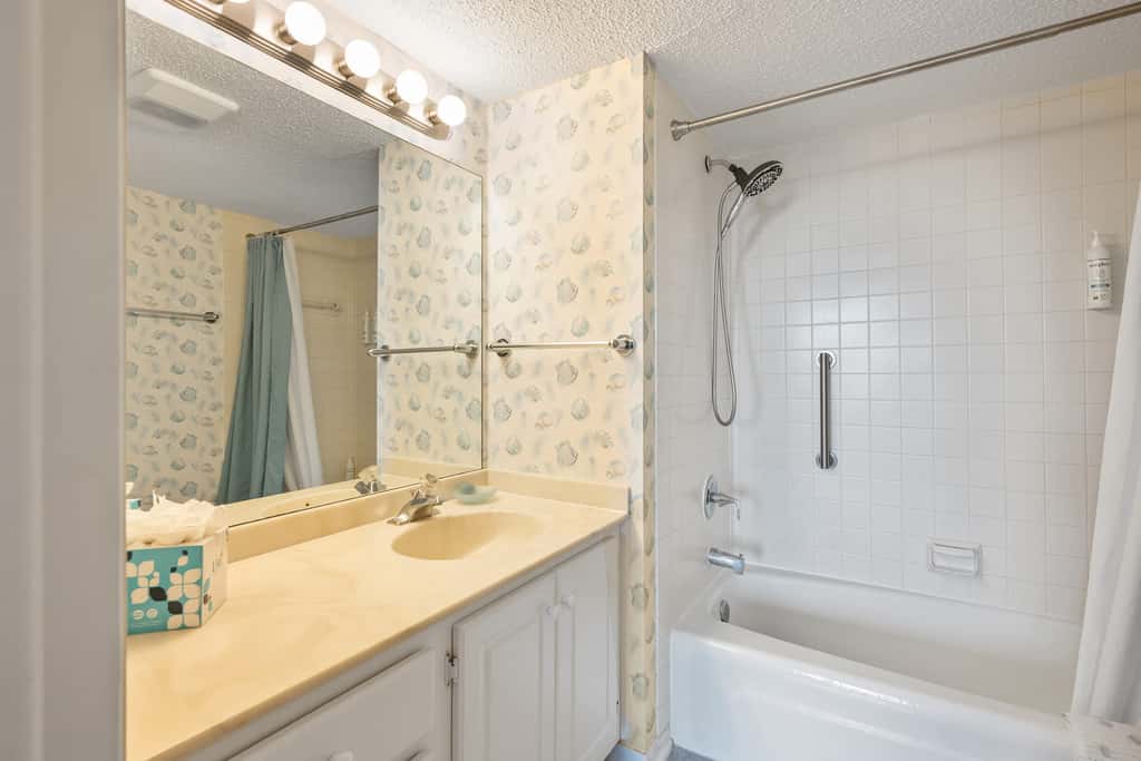 Spacious Villa with Shared Pool, Hot tub & Lagoon Views  - Walk to Beach