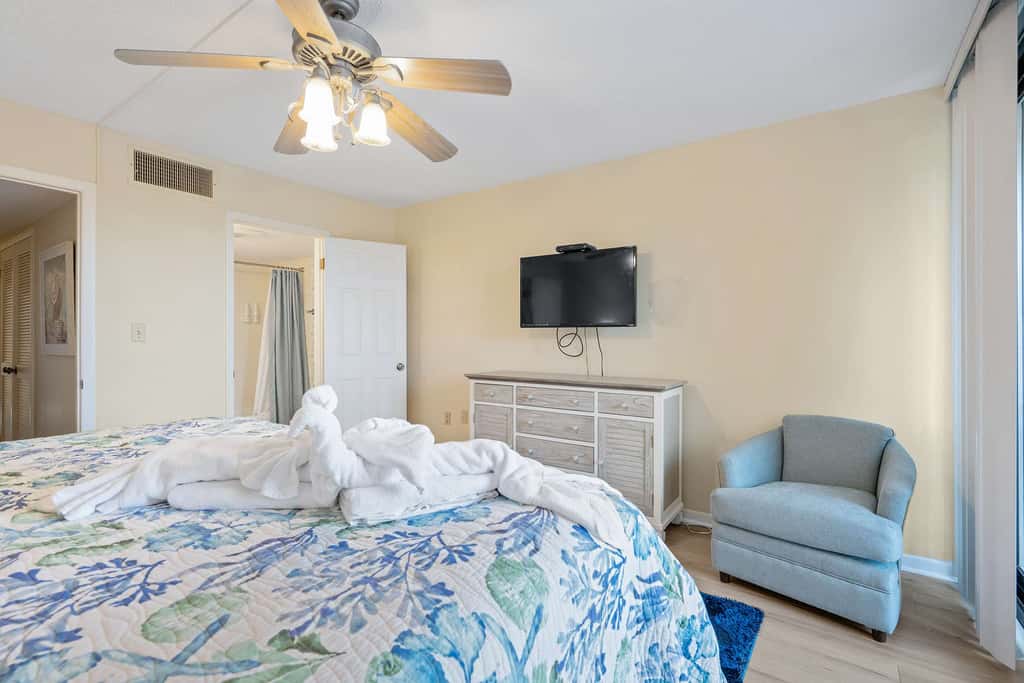 Spacious Villa with Shared Pool, Hot tub & Lagoon Views  - Walk to Beach