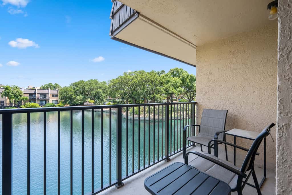 Spacious Villa with Shared Pool, Hot tub & Lagoon Views  - Walk to Beach