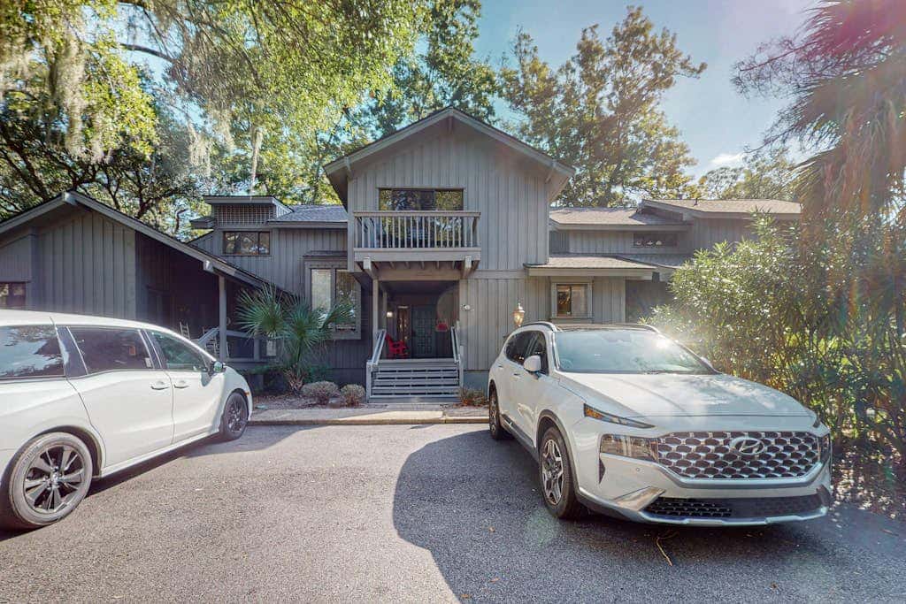 Comfortable two-story Villa with beach access, shared pool, private deck, and washer dryer