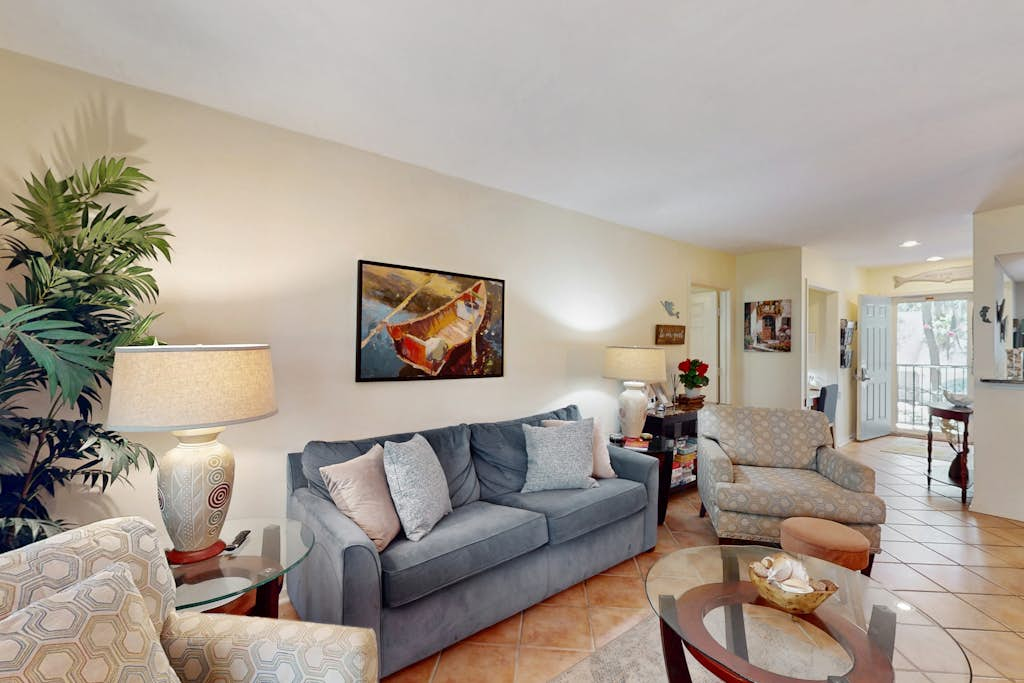 Perfectly Located Family Condo with Shared Pool, Central AC, Private Washer and dryer, Free WiFi