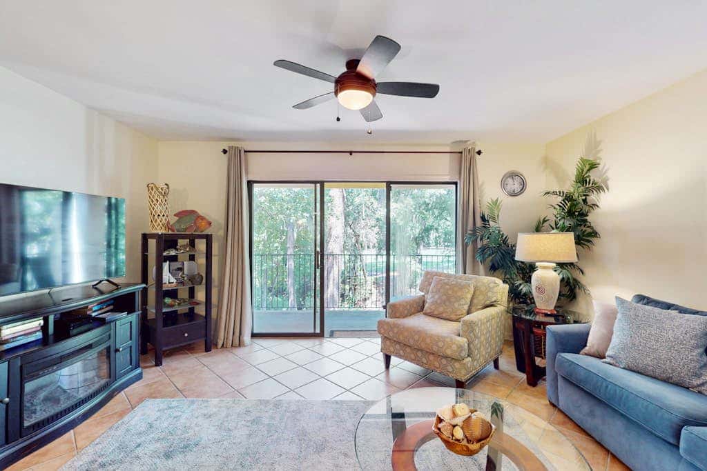 Perfectly Located Family Condo with Shared Pool, Central AC, Private Washer and dryer, Free WiFi