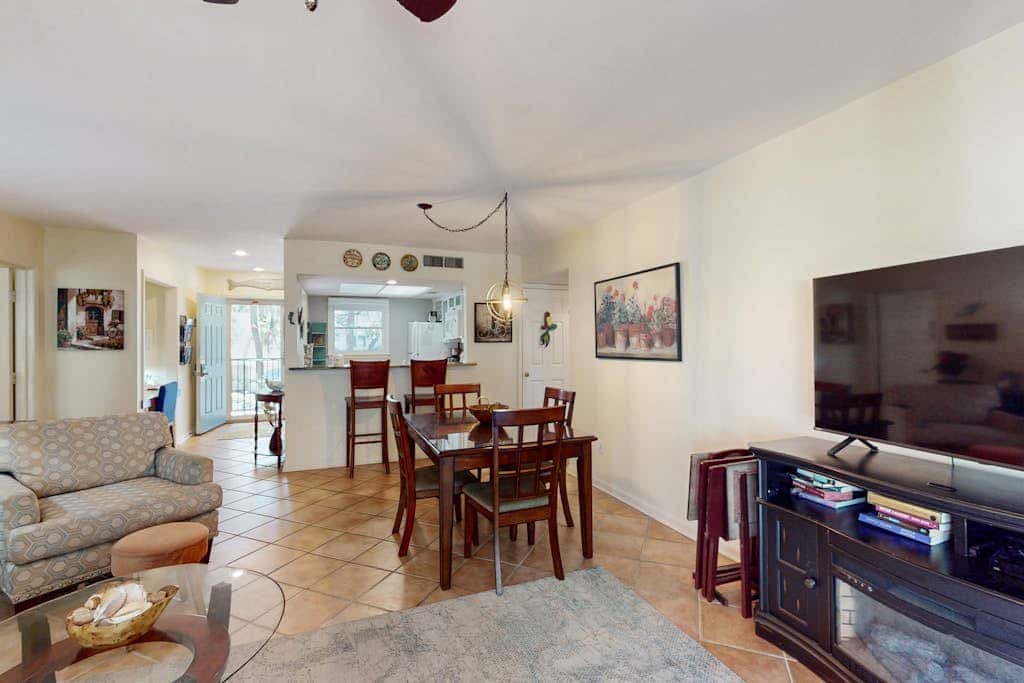 Perfectly Located Family Condo with Shared Pool, Central AC, Private Washer and dryer, Free WiFi