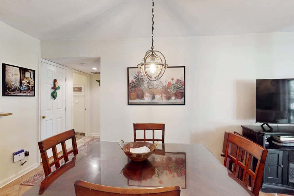 Perfectly Located Family Condo with Shared Pool, Central AC, Private Washer and dryer, Free WiFi