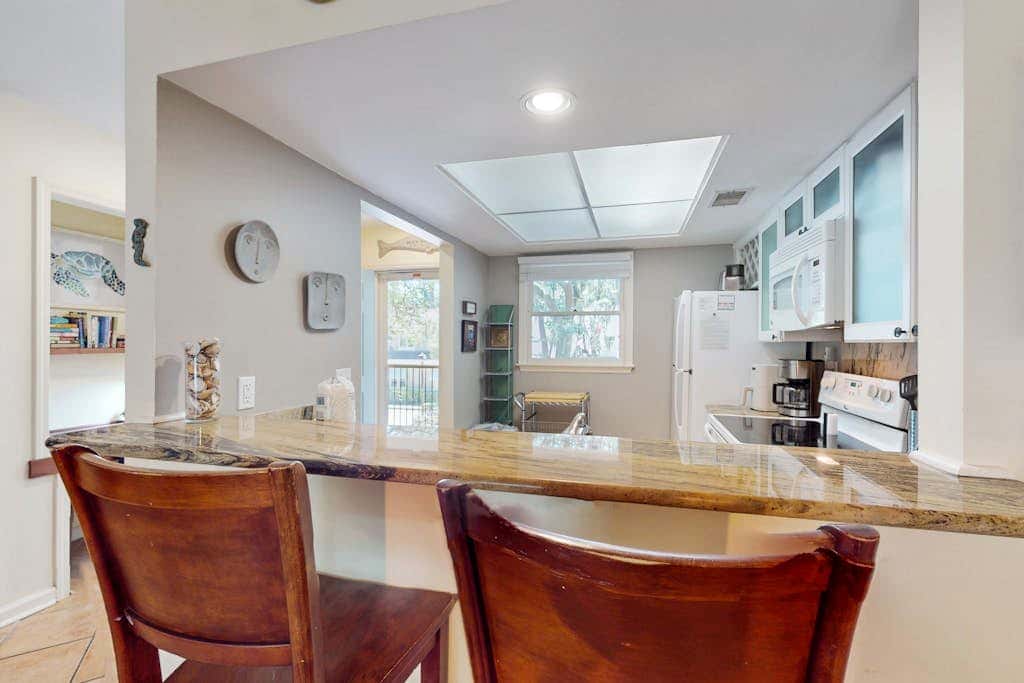 Perfectly Located Family Condo with Shared Pool, Central AC, Private Washer and dryer, Free WiFi