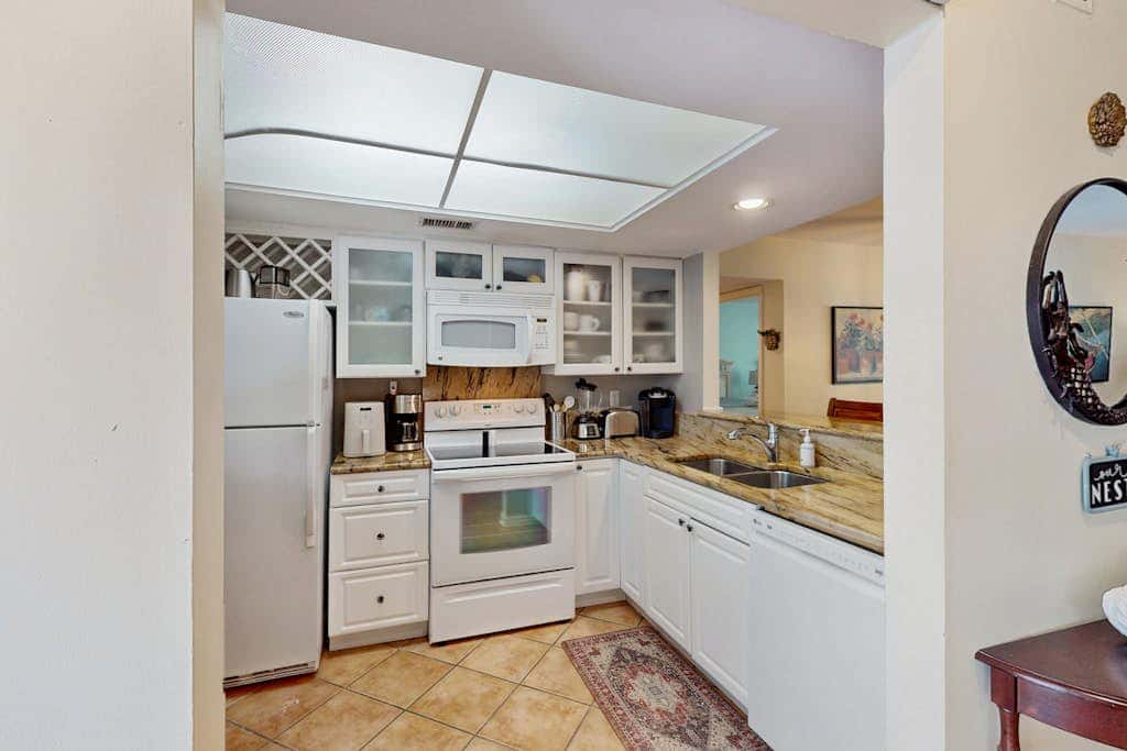 Perfectly Located Family Condo with Shared Pool, Central AC, Private Washer and dryer, Free WiFi