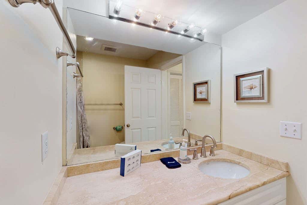 Perfectly Located Family Condo with Shared Pool, Central AC, Private Washer and dryer, Free WiFi