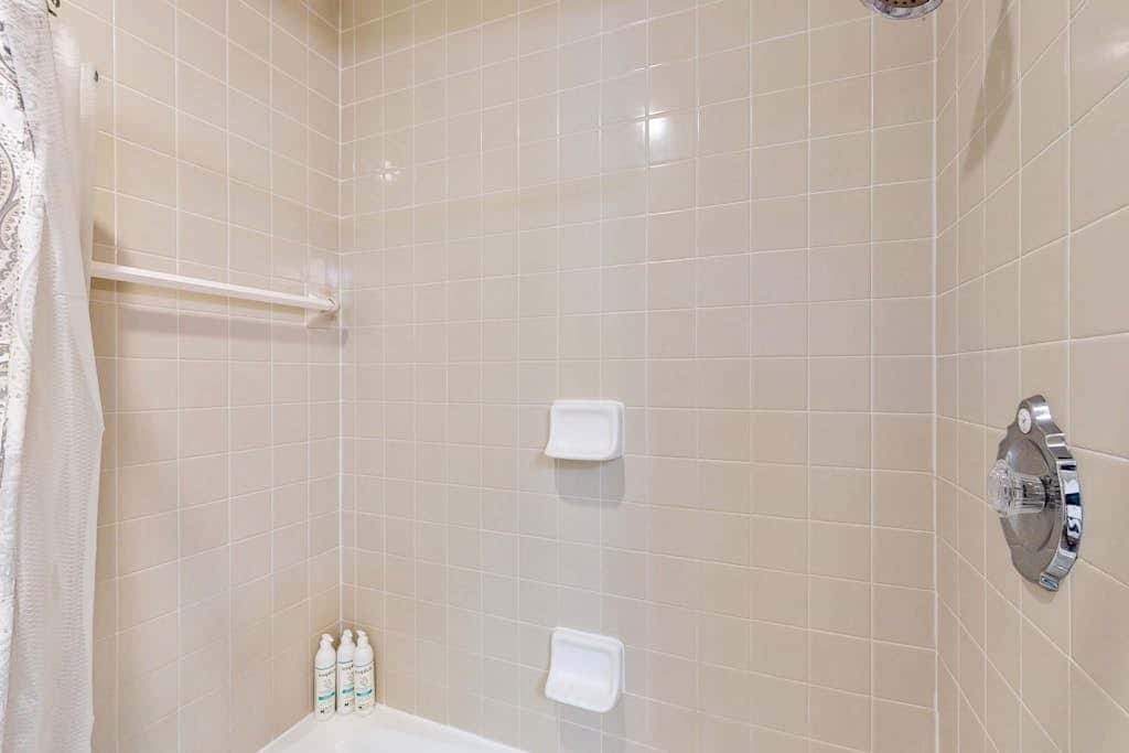 Perfectly Located Family Condo with Shared Pool, Central AC, Private Washer and dryer, Free WiFi