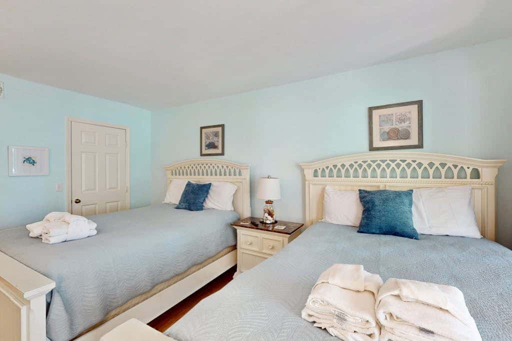 Perfectly Located Family Condo with Shared Pool, Central AC, Private Washer and dryer, Free WiFi