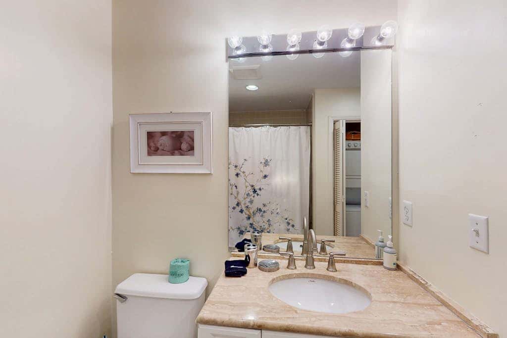 Perfectly Located Family Condo with Shared Pool, Central AC, Private Washer and dryer, Free WiFi