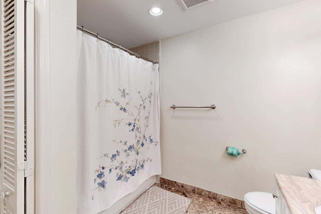 Perfectly Located Family Condo with Shared Pool, Central AC, Private Washer and dryer, Free WiFi