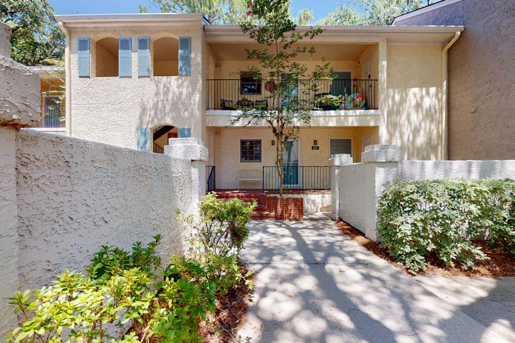 Perfectly Located Family Condo with Shared Pool, Central AC, Private Washer and dryer, Free WiFi